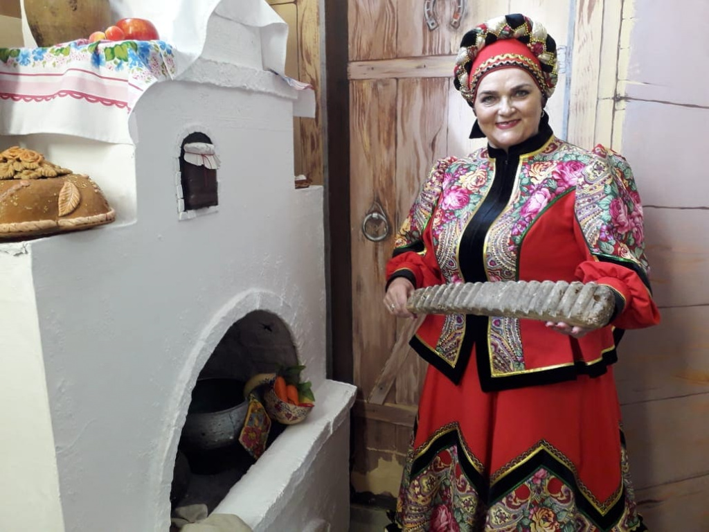 Нина КОСТЮЧИК пришла работать в ДК семь лет назад. В то время там не было ни намека на то, что бы рассказывало о казачьей культуре. Тогда Нина решила создать этно-уголок. Ради осуществления своей мечты она выучилась на организатора культурно-досуговой деятельности в Ростовском колледже культуры. Дипломную работу писала на тему «Этнокультурный уголок казачьей культуры. Ступени истории». Нина КОСТЮЧИК пришла работать в ДК семь лет назад. В то время там не было ни намека на то, что бы рассказывало о казачьей культуре. Тогда Нина решила создать этно-уголок. Ради осуществления своей мечты она выучилась на организатора культурно-досуговой деятельности в Ростовском колледже культуры. Дипломную работу писала на тему «Этнокультурный уголок казачьей культуры. Ступени истории».