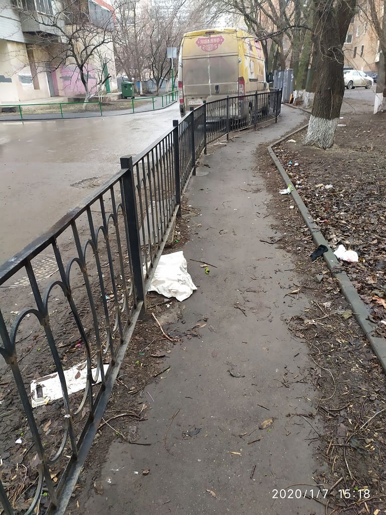 А напротив площадок, вдоль близлежащих домов – вот такая картина. Отсутствие мусорных баков не означает, что бумагу можно бросать где попало. А напротив площадок, вдоль близлежащих домов – вот такая картина. Отсутствие мусорных баков не означает, что бумагу можно бросать где попало.