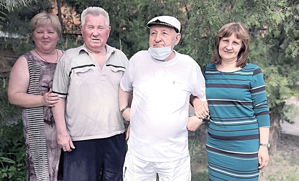 Внучка Анна, сыновья Анатолий Петрович и Михаил Петрович, внучка Лидия (слева направо).