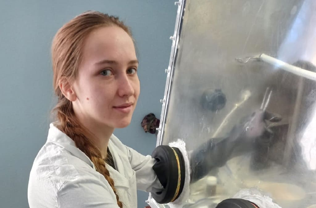 Студентка первого курса магистратуры кафедры «Химические технологии» Анастасия ДОМАНЮК собирает аккумулятор в специальном боксе с очень низким уровнем влажности. Студентка первого курса магистратуры кафедры «Химические технологии» Анастасия ДОМАНЮК собирает аккумулятор в специальном боксе с очень низким уровнем влажности.