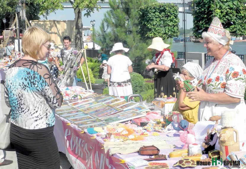Свои поделки выставили десятки мастериц-рукодельниц.