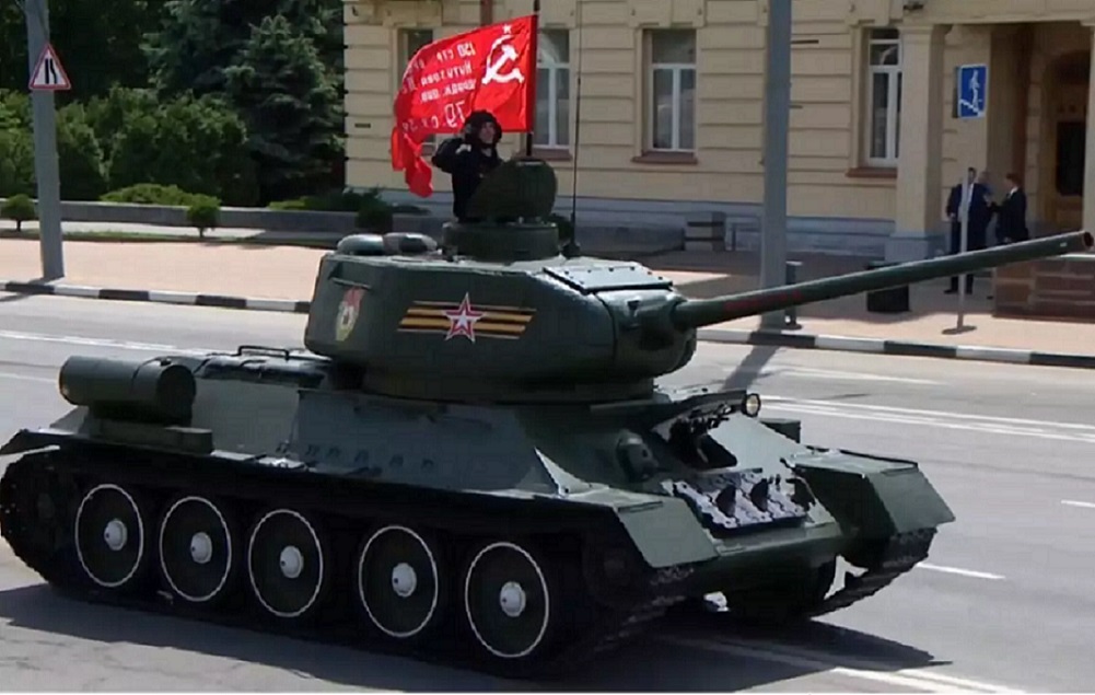 Парад Т34.jpg Парад Т34.jpg