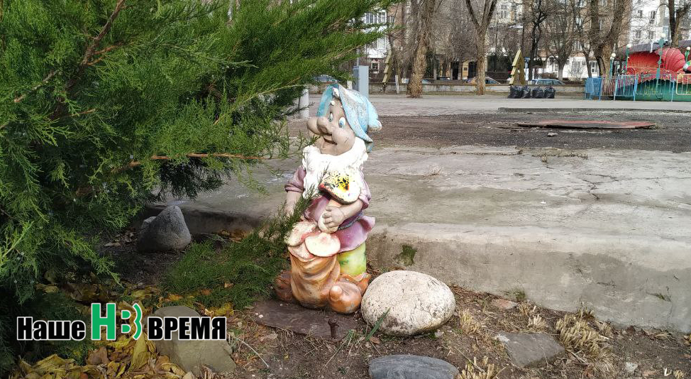 Потом в скверу, где детские грибочки.jpg