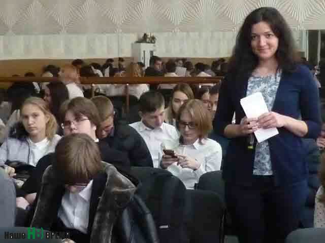 Для многих из ребят тест Климова стал первым в жизни профориентационным опросником. Инспектор службы занятости Диана БОЗИЕВА (справа) раздала опросники и рассказала, как их расшифровать.