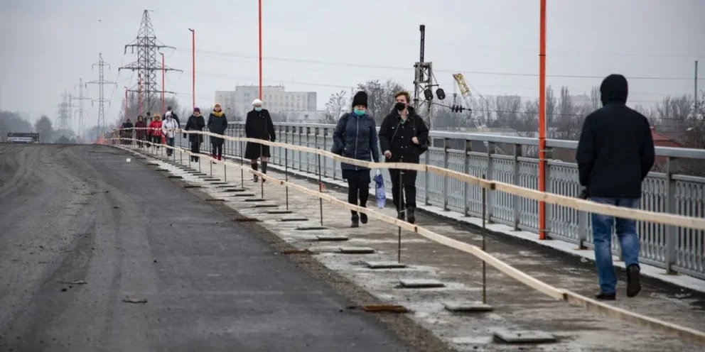 Мост Малиновского люди.jpg