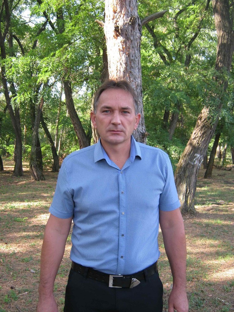 – Мы все тут с детства приучены беречь наши леса, – говорит глава Нижнекундрюченского сельского поселения Александр ЗИНЧЕНКО. – Поэтому мы больше даем разъяснения гостям станицы. Даже громкоговорители установили и рассказываем о правилах нахождения в лесу. Ну и, конечно, усилили охрану лесных насаждений... Александр-Зинченко.jpg