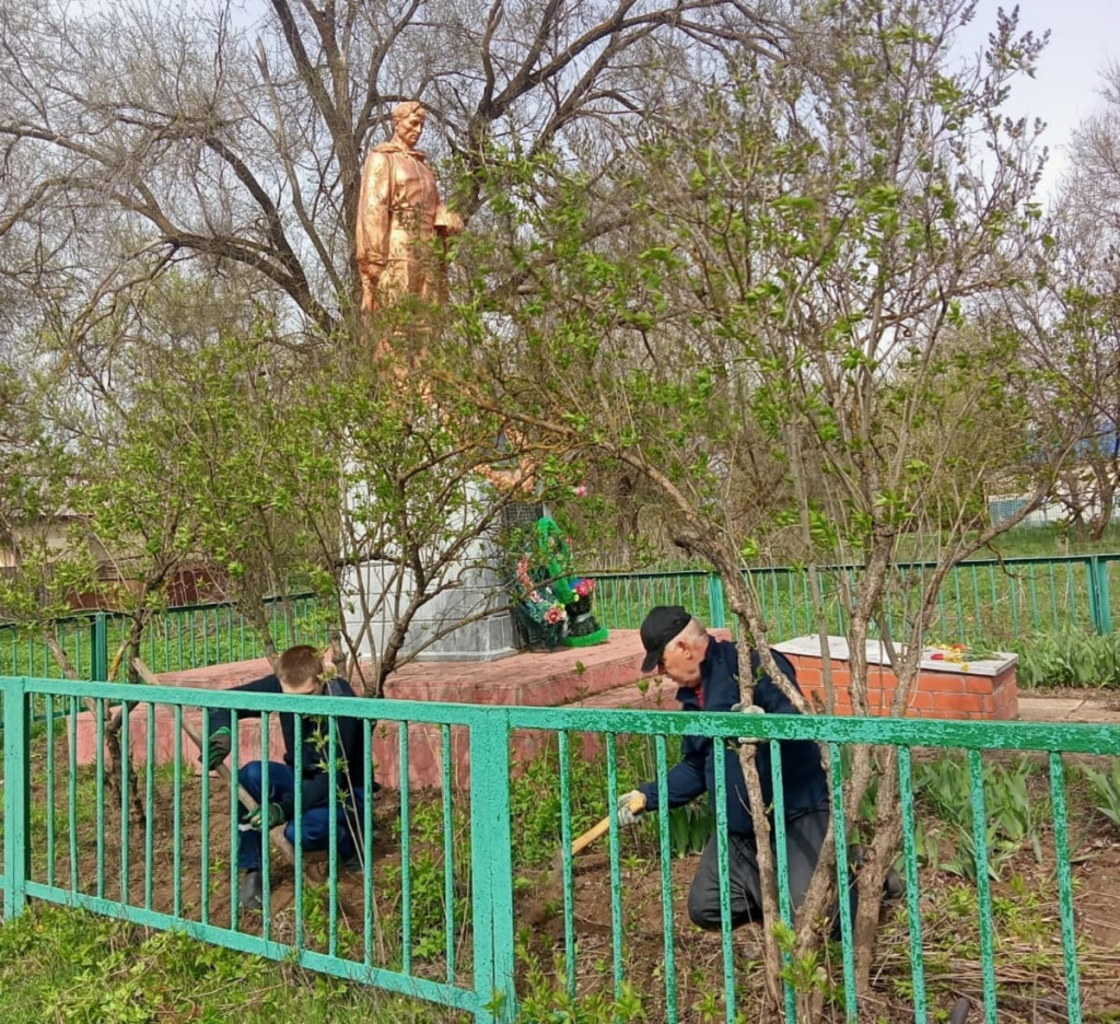 Спасатели Волгодонского подразделения областной службы спасения на водах приводят в порядок памятник в хуторе Семенкин.