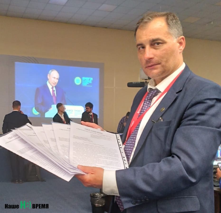 Редактор газеты «Общество и экология» Сергей Лисовский распространил на форуме обращение донских предпринимателей. Редактор газеты «Общество и экология» Сергей Лисовский распространил на форуме обращение донских предпринимателей.