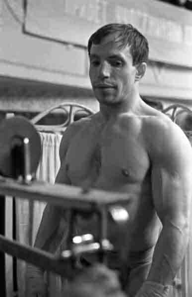 39-й чемпионат СССР по тяжёлой атлетике в Киеве, 15–19 июля 1964 года. Тяжелоатлет в легчайшем весе заслуженный мастер спорта СССР Алексей ВАХОНИН во время контрольного взвешивания перед выходом на помост. 39-й чемпионат СССР по тяжёлой атлетике в Киеве, 15–19 июля 1964 года. Тяжелоатлет в легчайшем весе заслуженный мастер спорта СССР Алексей ВАХОНИН во время контрольного взвешивания перед выходом на помост.