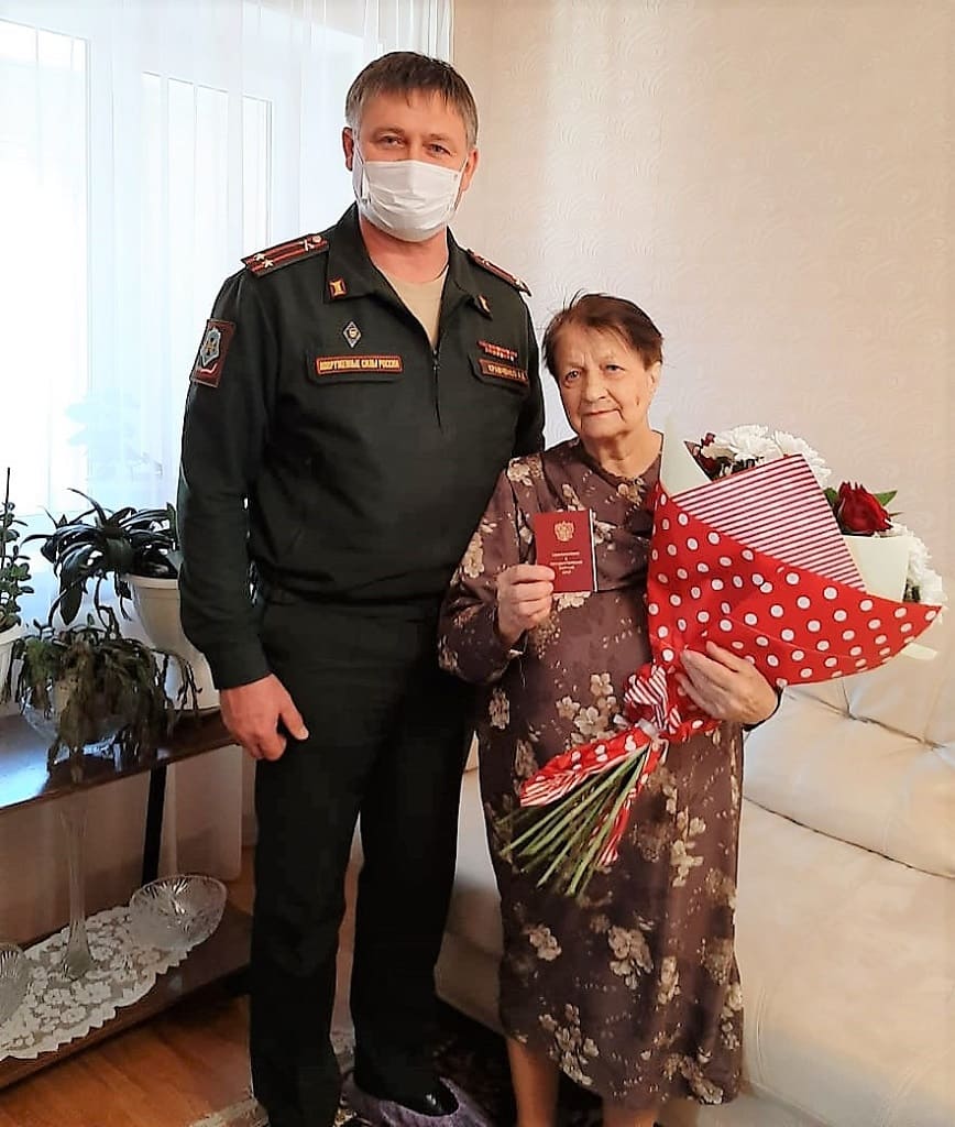Военный комиссар Неклиновского и Мясниковского районов Александр Кравченко и сестра фронтовика Мария Петровна Военный комиссар Неклиновского и Мясниковского районов Александр Кравченко и сестра фронтовика Мария Петровна