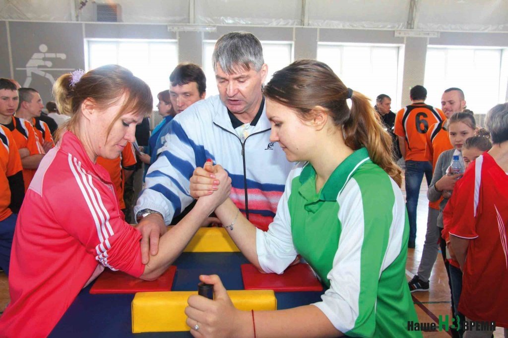 Муниципальный этап «Спартакиады Дона-2016» в спорткомплексе «Содружество». Соревнования по армрестлингу собирают большое количество участников и болельщиков.