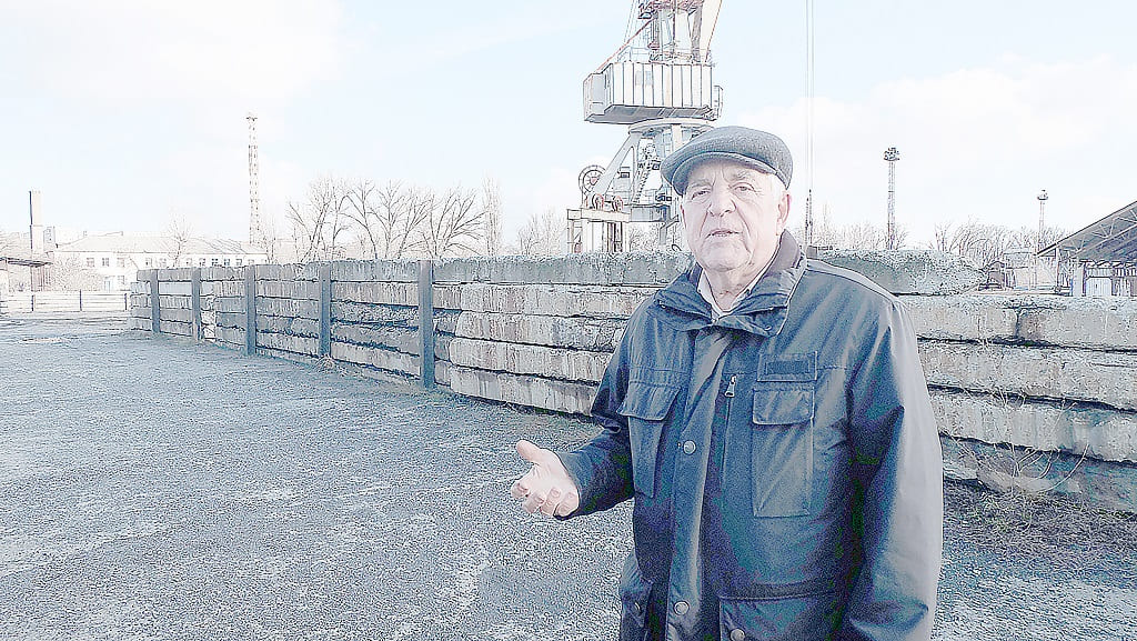 Виктор ЛЯХОВ приехал с семьей в поселок молодым специалистом. Остался, здесь все сложилось – порт дает работу, рабочий поселок обустроен, природа очень красивая, особенно на реке. Виктор ЛЯХОВ приехал с семьей в поселок молодым специалистом. Остался, здесь все сложилось – порт дает работу, рабочий поселок обустроен, природа очень красивая, особенно на реке.