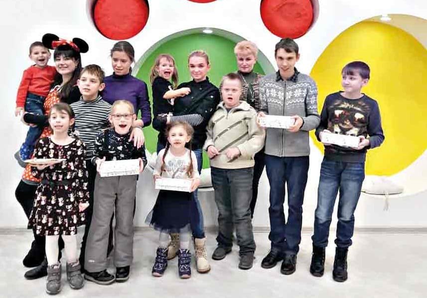 Дети «Доброго сердца» на мастер-классе по росписи печенья глазурью в ТРЦ «Мега».