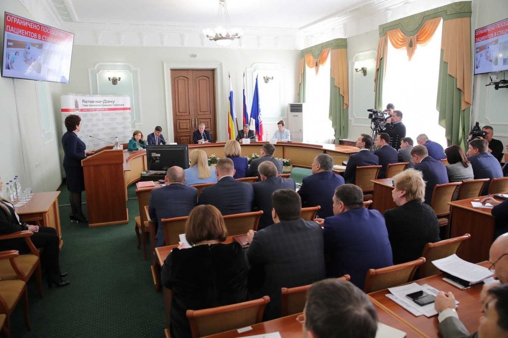 На совещании в администрации Ростова были намечены дальнейшие меры по удержанию нынешней относительно благополучной эпидемиологической ситуации в городе и области.