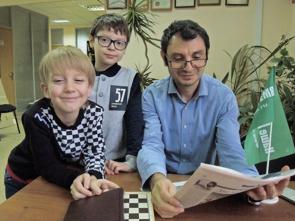 В гостях в редакции «Нашего времени» участники детско-юношеского шахматного сообщества «Наше время-100» Андрей Луспикаев, Аркадий Мащенко и их наставник Ованес Луспикаев.