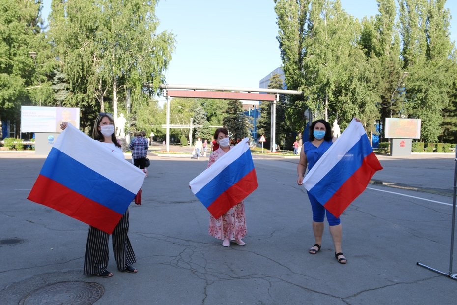 На заводской площади раздавали трехцветные ленточки и российские флаги.