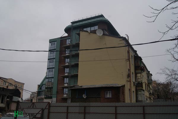 Дом № 133 по ул. Социалистической в Ростове дает все больший крен в сторону строящейся рядом гостиницы «Альбион»