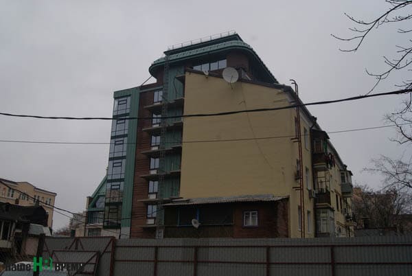 Дом № 133 по ул. Социалистической в Ростове дает все больший крен в сторону строящейся рядом гостиницы «Альбион» Дом № 133 по ул. Социалистической в Ростове дает все больший крен в сторону строящейся рядом гостиницы «Альбион»