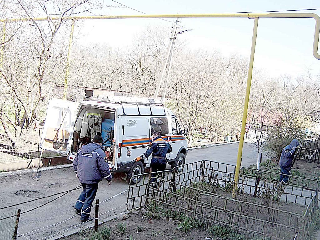 В Константиновске моют подъезды и улицы.