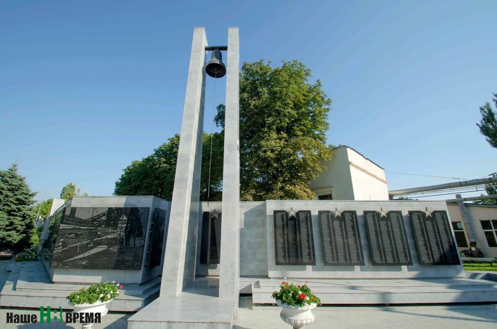 На граните мемориального комплекса, установленного на «Роствертоле», выбиты имена 1958 заводчан, сражавшихся в боях и работавших у станков.