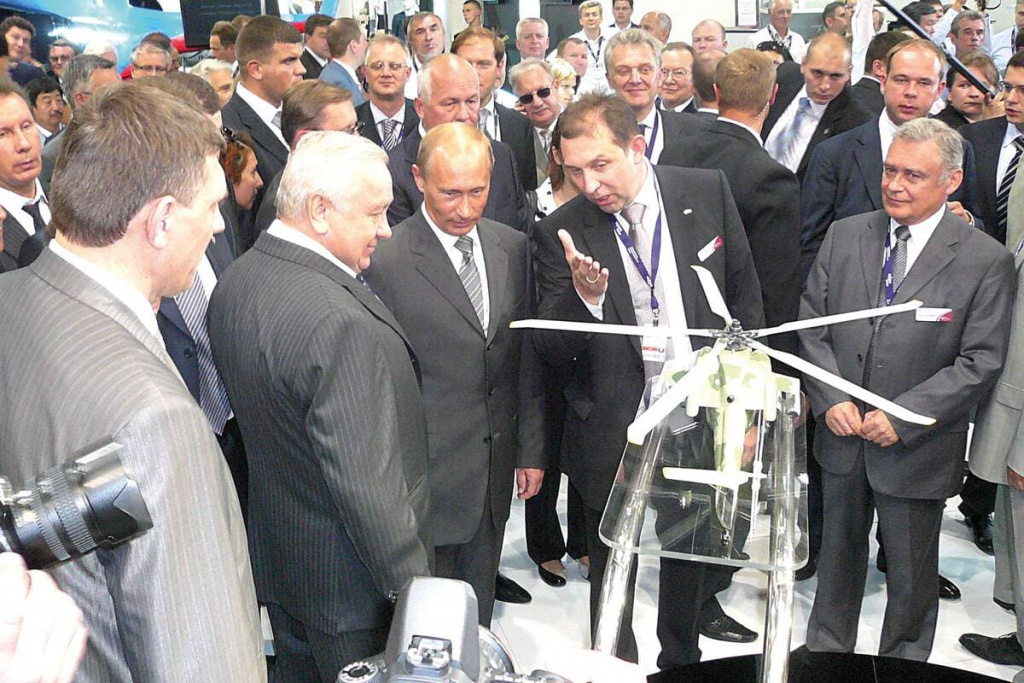 Презентация продукции предприятия В.В. Путину в ходе авиасалона «МАКС-2009».
