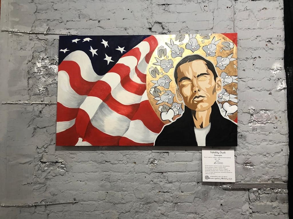 Eminem - один из самых продаваемых белых реперов. Кроме него, на картине также изображены кролики из мультика Disney. Eminem - один из самых продаваемых белых реперов. Кроме него, на картине также изображены кролики из мультика Disney.