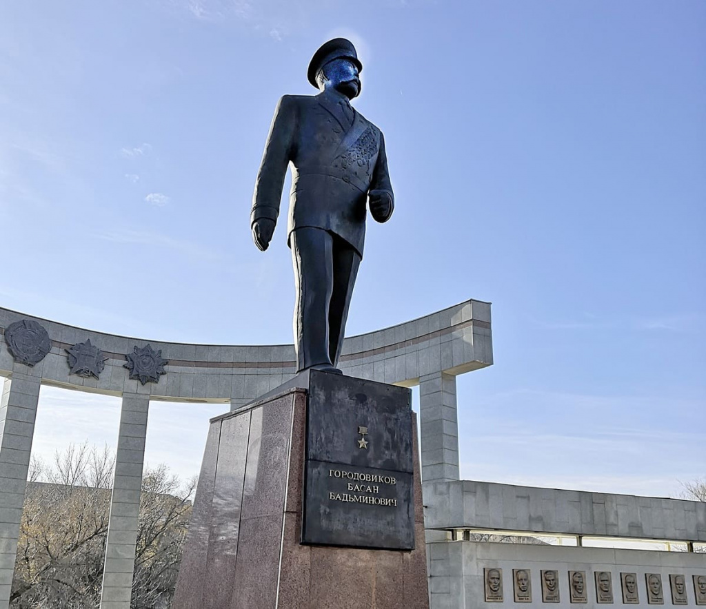 Аллея героев и внушительных размеров памятник руководителю Калмыцкого обкома КПСС Басану Городовикову.