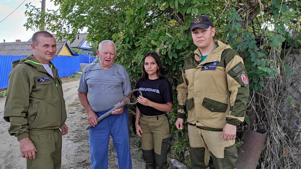 Два тёзки, два Андрея Попова, командиры ханты-мансийского и вёшенского поисковых отрядов и поисковичка Виктория Гаук общаются в станице Мигулинской с местным жителем Петром Стефановичем Ландиным. Два тёзки, два Андрея Попова, командиры ханты-мансийского и вёшенского поисковых отрядов и поисковичка Виктория Гаук общаются в станице Мигулинской с местным жителем Петром Стефановичем Ландиным.