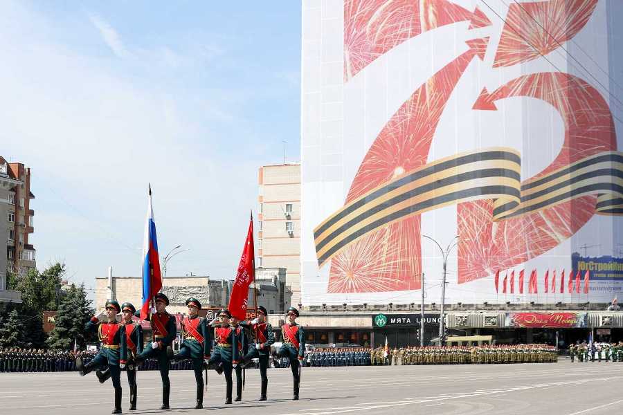 Равнение - на Знамя Победы.