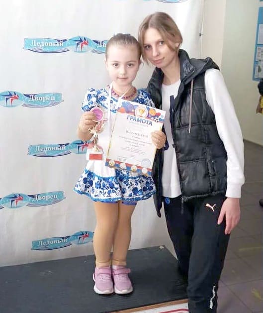 Элина БАБАЯН (третье место в неквалификационных соревнованиях) и ее тренер Елизавета Шевелева – воспитанница Ростовской областной федерации фигурного катания, студентка тренерского факультета ДГТУ.