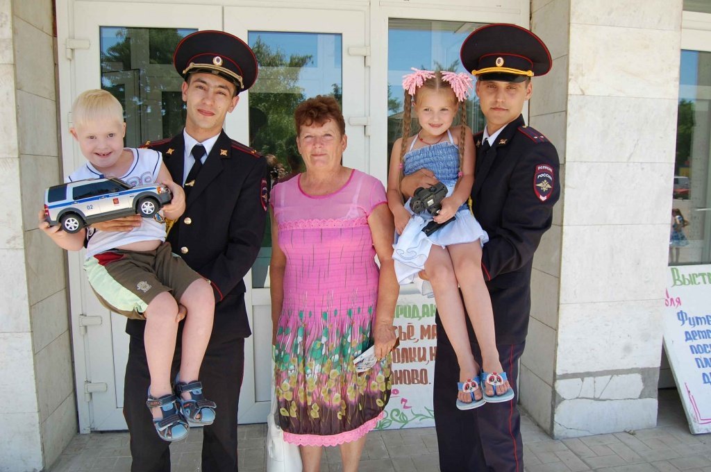 Сергей-Ваня,-Бабушка-,-Таня-и-Георгий.jpg Сергей-Ваня,-Бабушка-,-Таня-и-Георгий.jpg