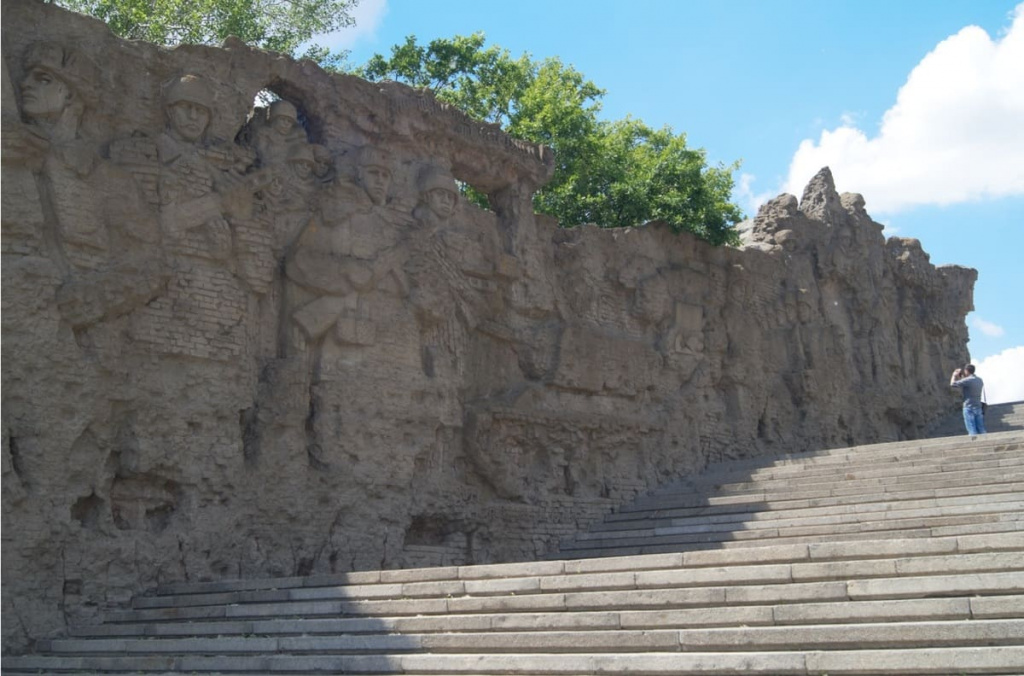 «Стены-руины» на Мамаевом Кургане.