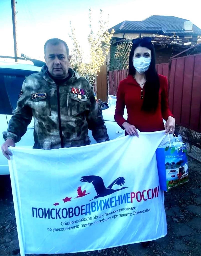 Командир «Русича» Сергей Киршенко передает наборы для ветеранов войны начальнику управления соцзащиты Пролетарского района Ольге Алениной