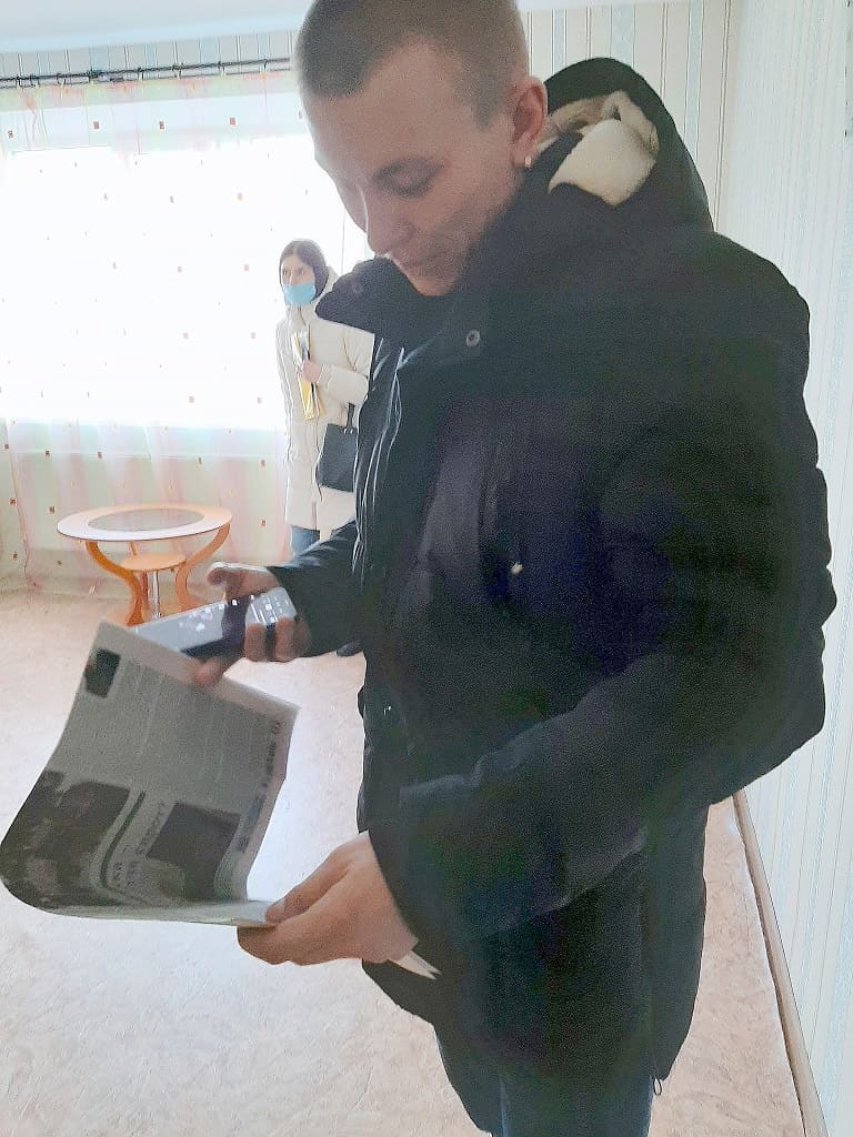 Дмитрий пока живет один, много времени проводит на работе. Дома не готовит – у него все в порядке.
