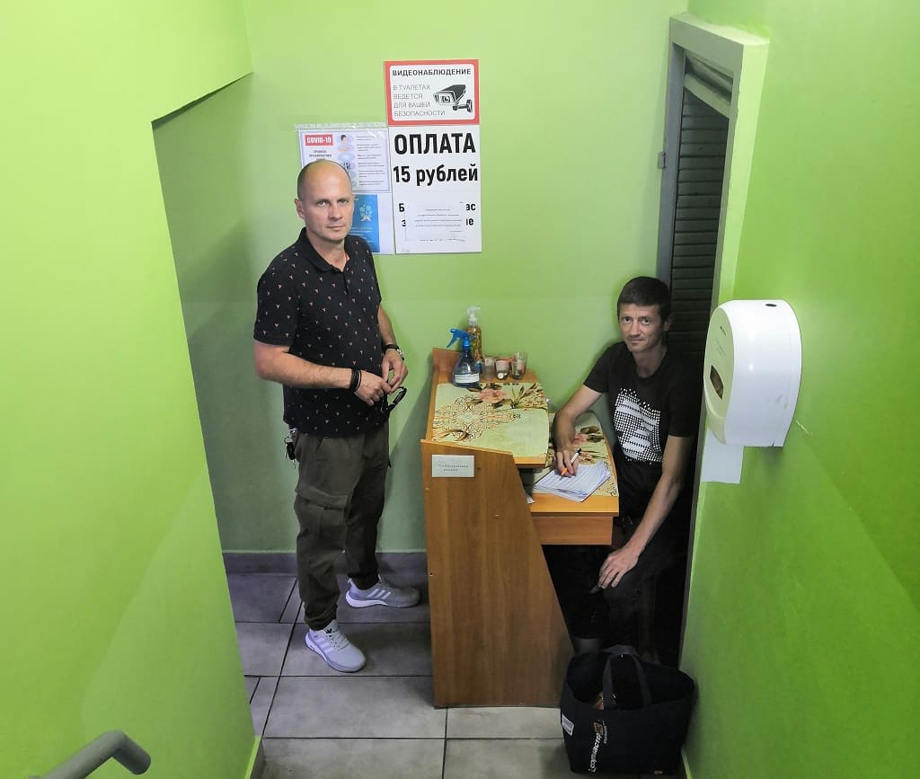 Вдохновитель и организатор такого подхода к делу Евгений КОСТОВ (слева) и мастер чистоты Денис ГЛАДКОВ. Вдохновитель и организатор такого подхода к делу Евгений КОСТОВ (слева) и мастер чистоты Денис ГЛАДКОВ.