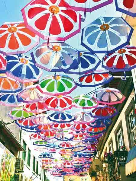 Летающие зонтики в Португалии. Фото с сайта kulturologia.ru