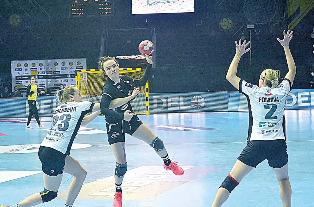 Домашний дебют Анны ВЯХИРЕВОЙ (в центре) удался — четыре забитых мяча и звание лучшего игрока матча.