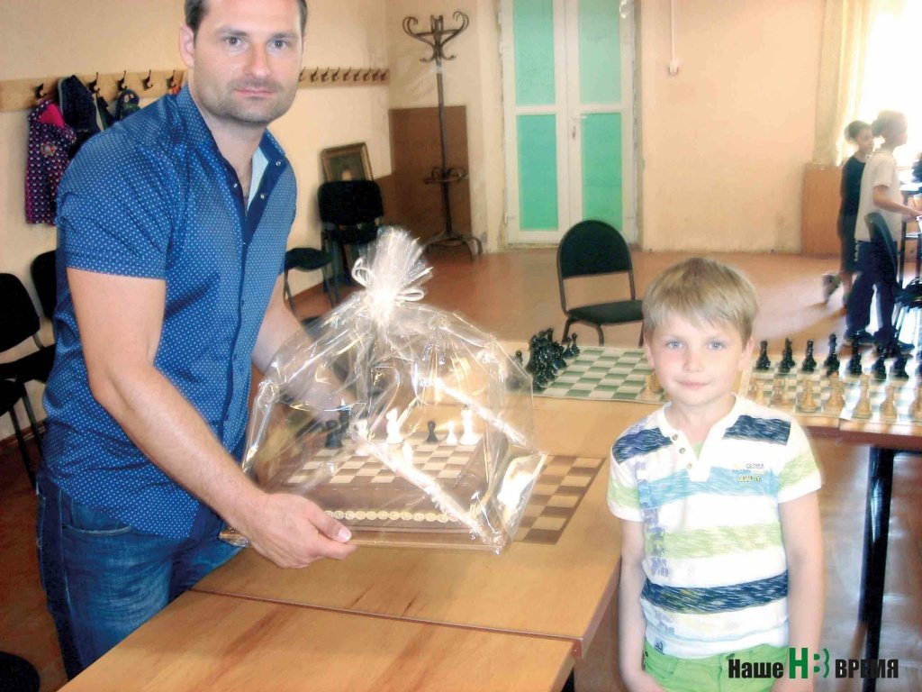 Исполнительный директор шахматной федерации РО Андрей Гривцов и юный шахматист Арсений Пылин.