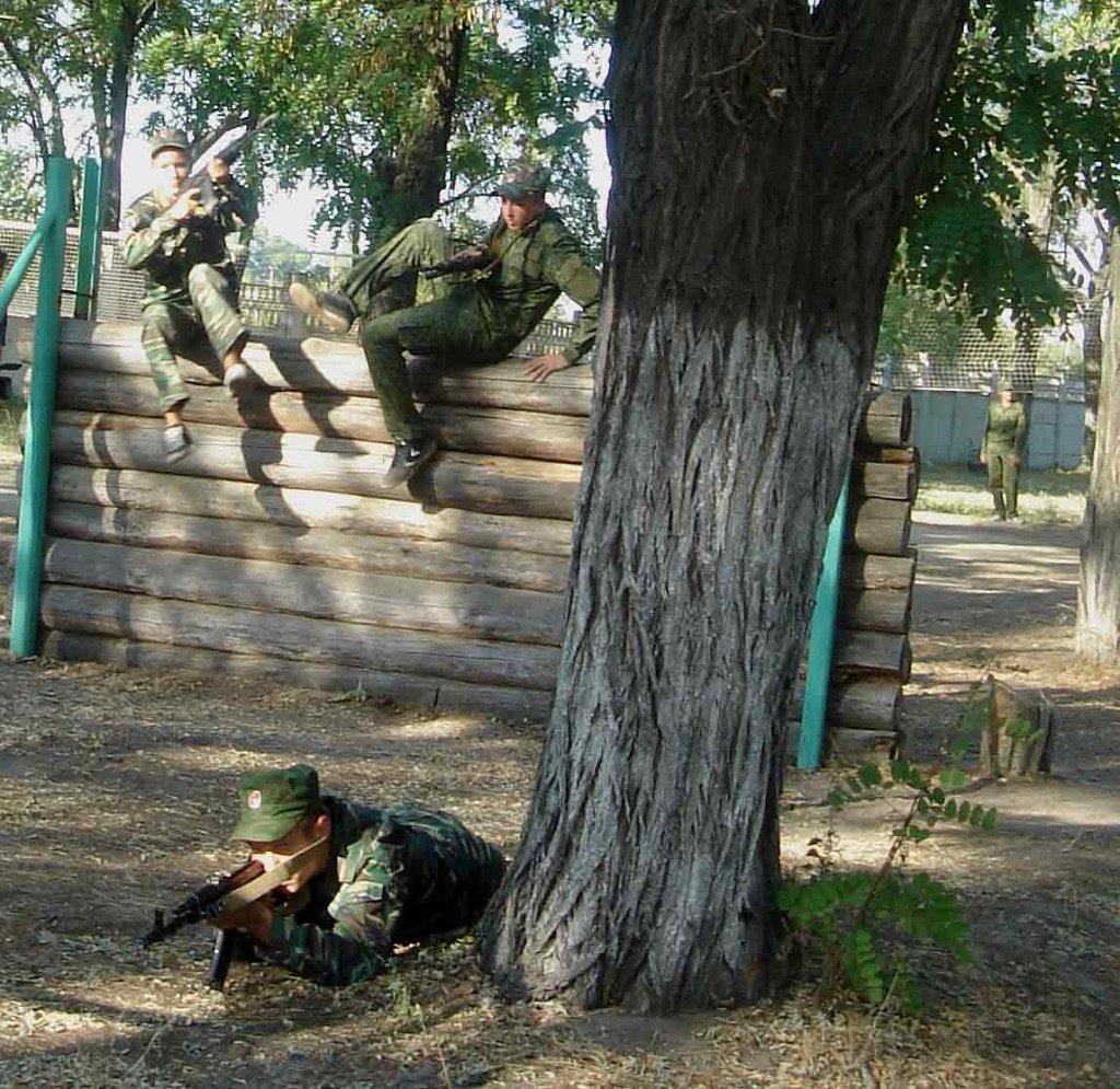 Полоса препятствий стала серьезным испытанием для казачат. 06.jpg