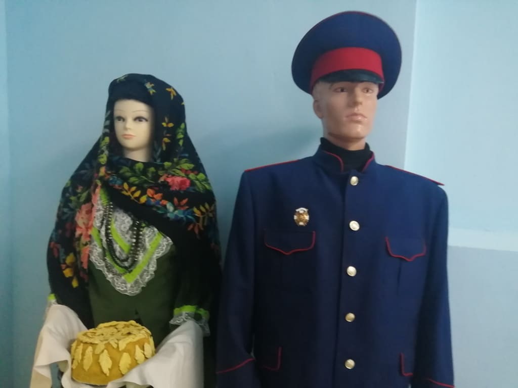 Эта пара стоит на входе в школьный музей Эта пара стоит на входе в школьный музей