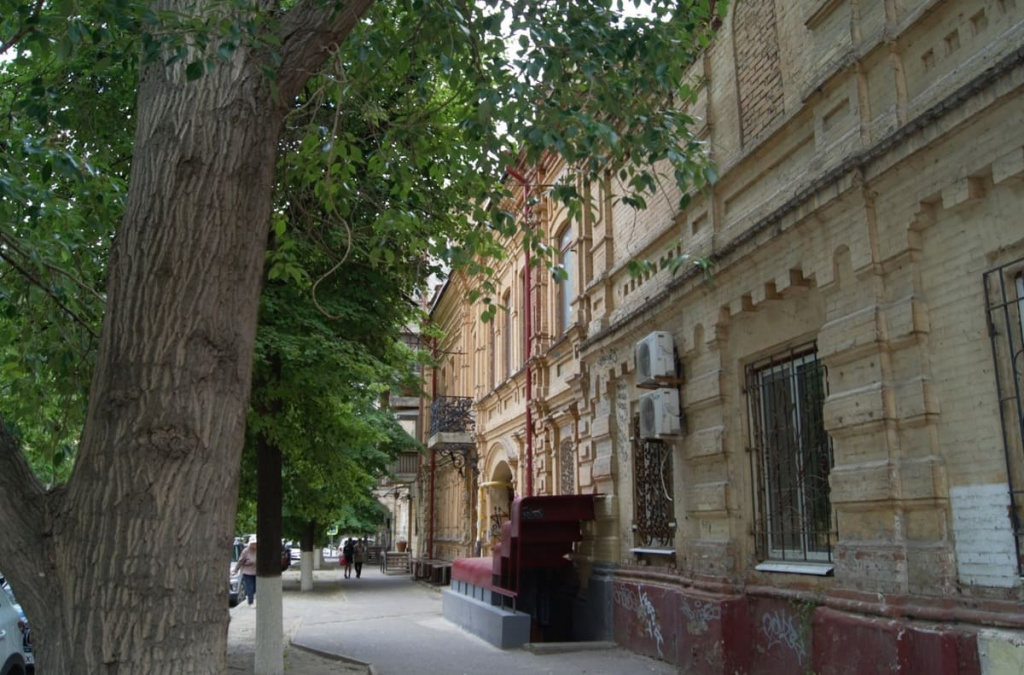 Одно из немногих зданий эпохи Царицына, сохранившихся в центре города.