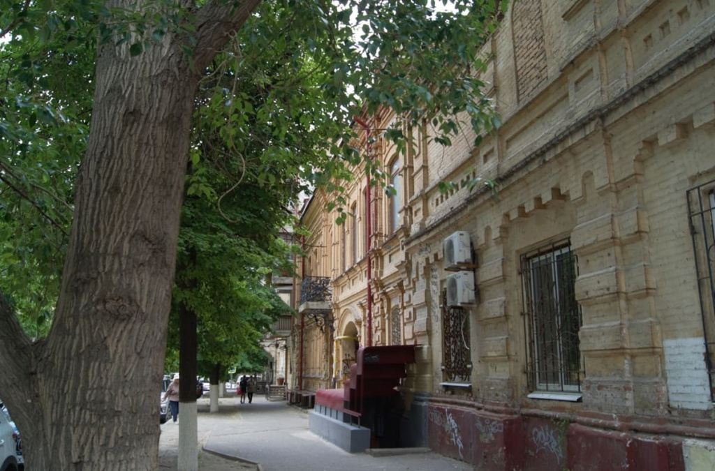 Одно из немногих зданий эпохи Царицына, сохранившихся в центре города. Одно из немногих зданий эпохи Царицына, сохранившихся в центре города.