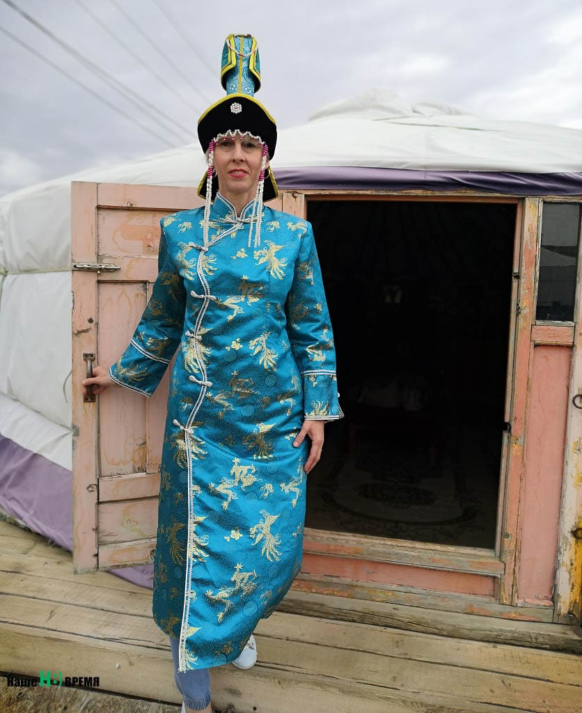 А это - в музее кочевых народов. Воспользовалась возможностью примерить монгольский праздничный костюм и остроконечную шапку малгай.