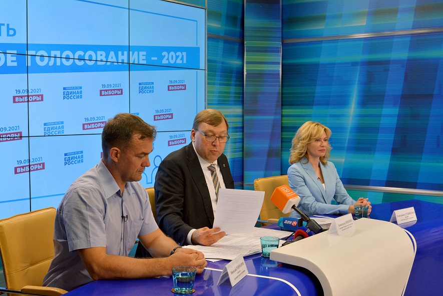 А. Ищенко: "Это голосование - важнейший экзамен для «Единой России» как для ответственной политической силы" Слева и справа от спикера победители предварительного голосования Николай Гончаров и Екатерина Стенякина.