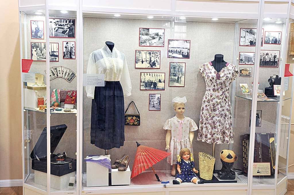 Подлинных нарядов 1950-х годов сохранилось мало. Переделанные для дочек и внучек, они послужили следующему поколению.
