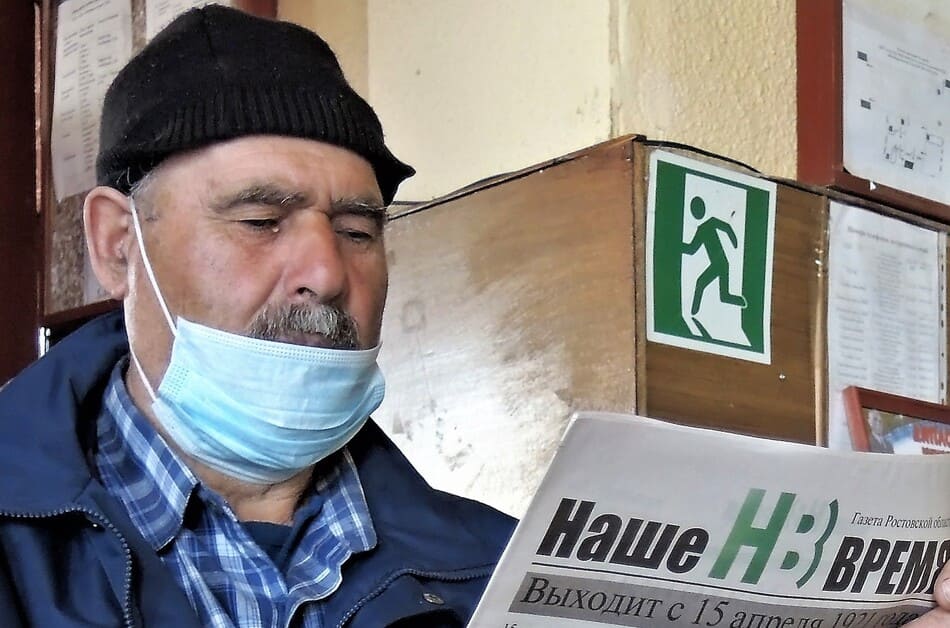 На фото с газетой «Наше время» Хапиз Шукур Оглы из Мартыновского района, он — призер в ветеранской номинации.