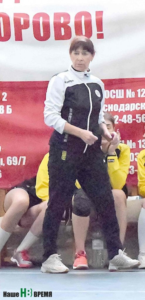 Заслуженный тренер России Ольга Карпенко вся в игре...