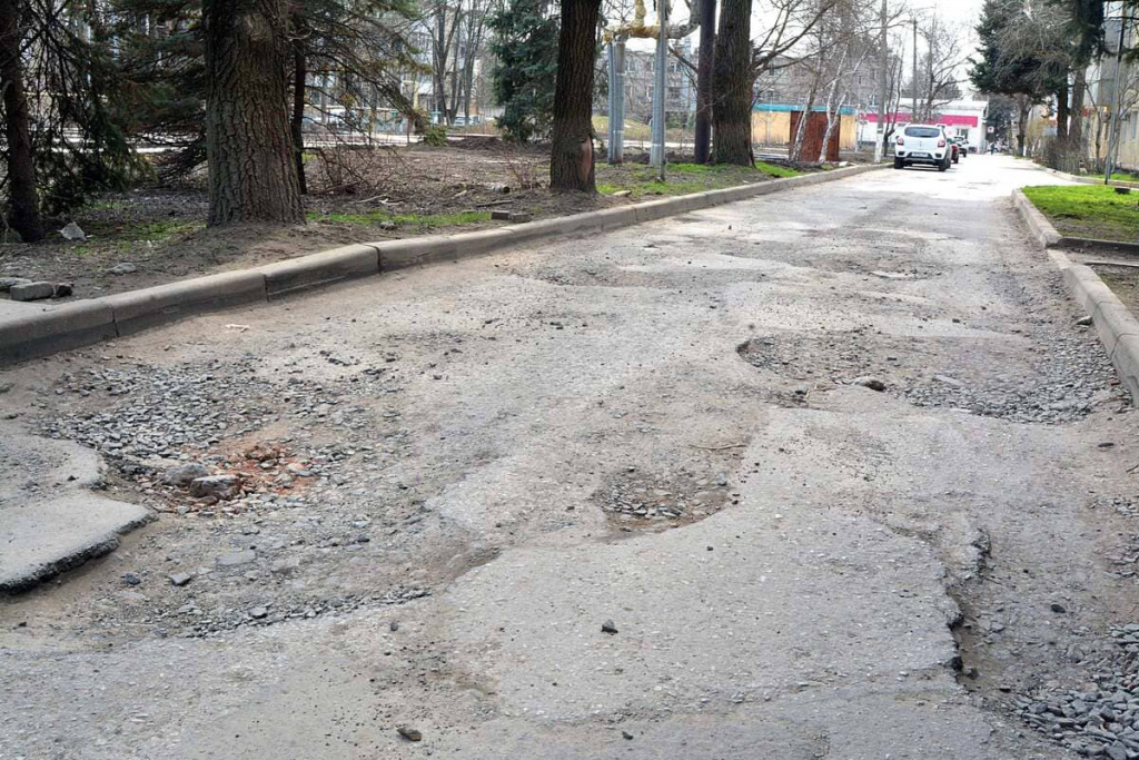 Если судить по «Паспорту объекта», то здесь уже все работы по благоустройству завершены. Деревья тут посажены давно, новые — только лавочки да плитка по центру аллеи. А вот то, что вы видите на нижней фотографии, – благоустроенная и отремонтированная дорога рядом со «сквером». Если судить по «Паспорту объекта», то здесь уже все работы по благоустройству завершены. Деревья тут посажены давно, новые — только лавочки да плитка по центру аллеи. А вот то, что вы видите на нижней фотографии, – благоустроенная и отремонтированная дорога рядом со «сквером».
