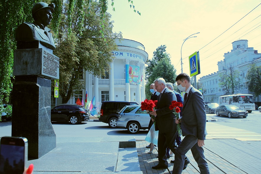 Цветы к памятнику легендарному Михаилу Чиху.