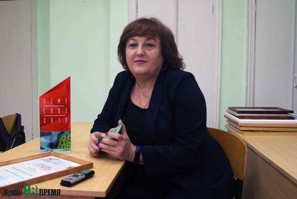 Лариса БОБРОВА, руководитель газеты «Антирутин», принимает в газету всех, потому что для ребят это – шанс открыть свои таланты и поверить в себя. Лариса БОБРОВА, руководитель газеты «Антирутин», принимает в газету всех, потому что для ребят это – шанс открыть свои таланты и поверить в себя.